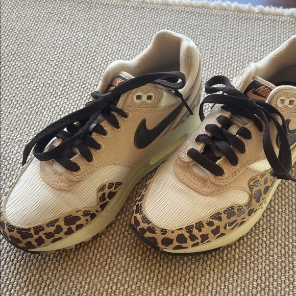 Nike Women’s Air Max 1 87’ Sneaker Beige with Leopard Print and Black Swoosh - Picture 4 of 6